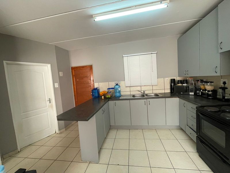 Neat 1 Bedroom Flat for Sale - Photo 4