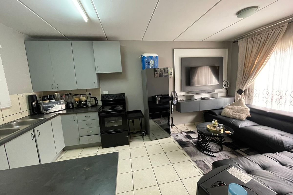 Neat 1 Bedroom Flat for Sale - Photo 3