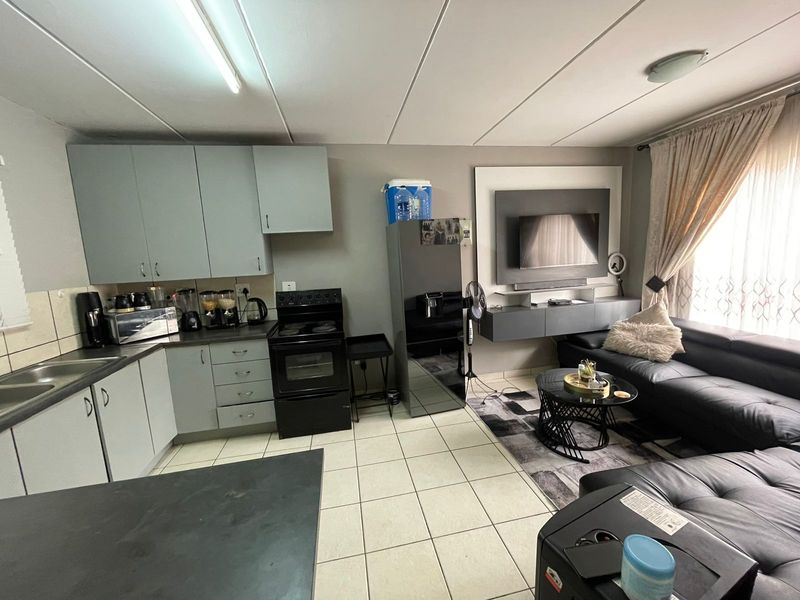 Neat 1 Bedroom Flat for Sale - Photo 3