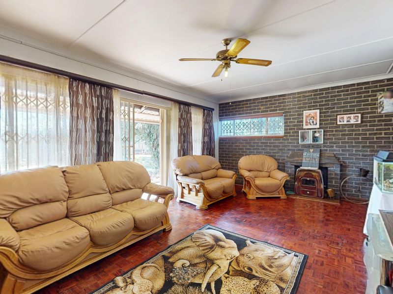 Versatile Family Home with Flatlet, Pool - Photo 4