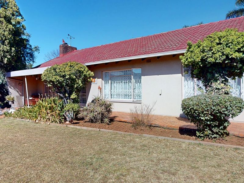 Versatile Family Home with Flatlet, Pool - Photo 7