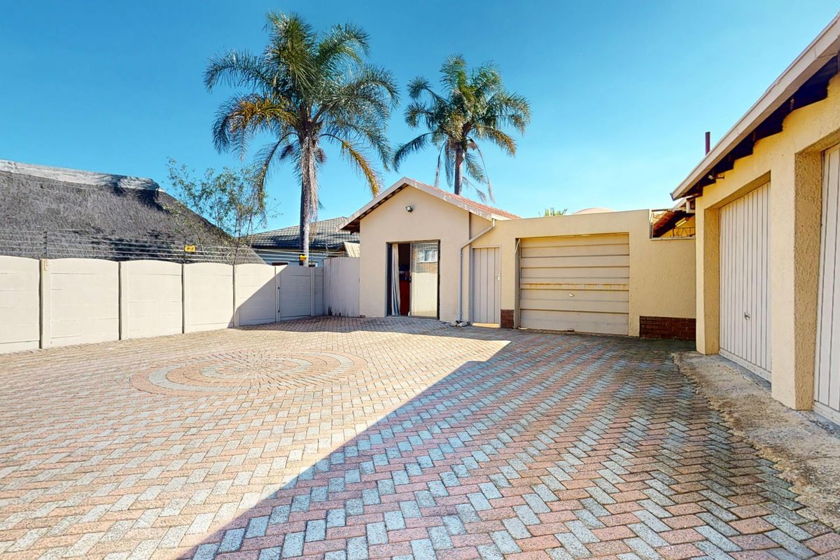 Versatile Family Home with Flatlet, Pool - Photo 2