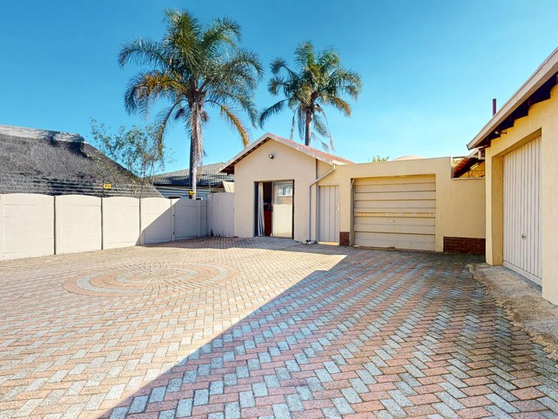 Versatile Family Home with Flatlet, Pool - Photo 2