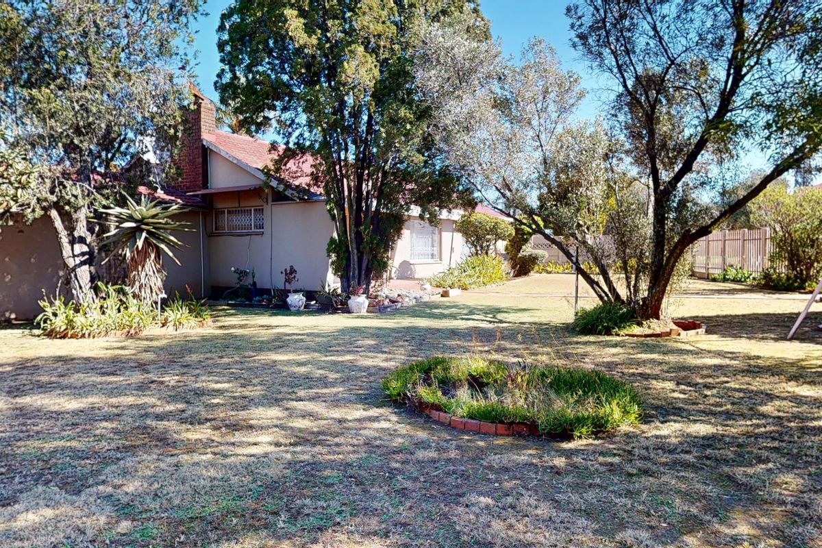 Versatile Family Home with Flatlet, Pool - Photo 5