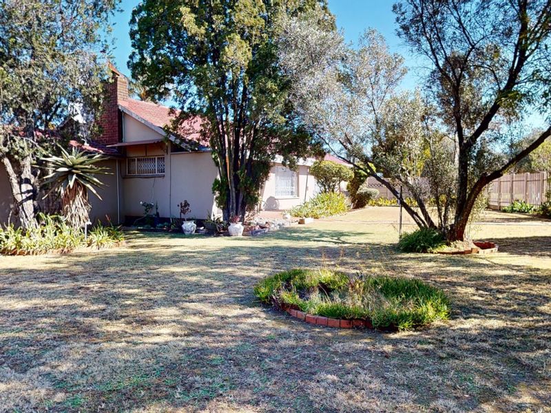 Versatile Family Home with Flatlet, Pool - Photo 5