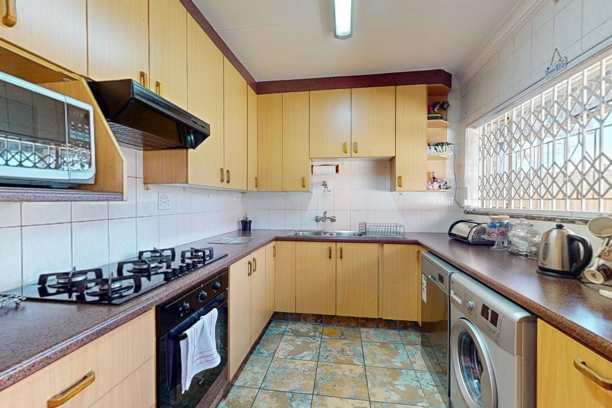 Versatile Family Home with Flatlet, Pool - Photo 3