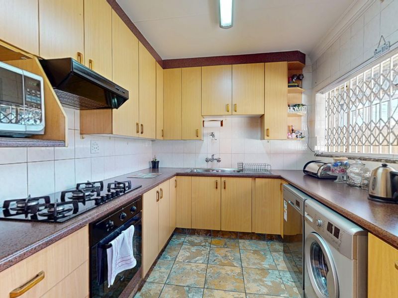 Versatile Family Home with Flatlet, Pool - Photo 3