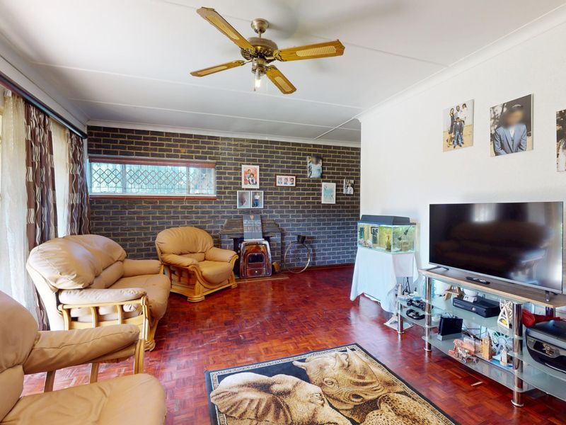 Versatile Family Home with Flatlet, Pool - Photo 9