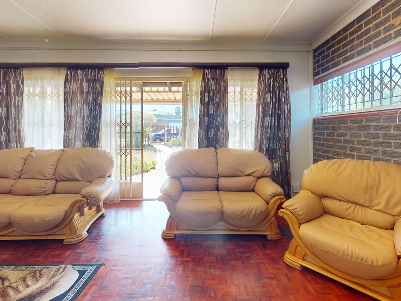 Versatile Family Home with Flatlet, Pool - Photo 8