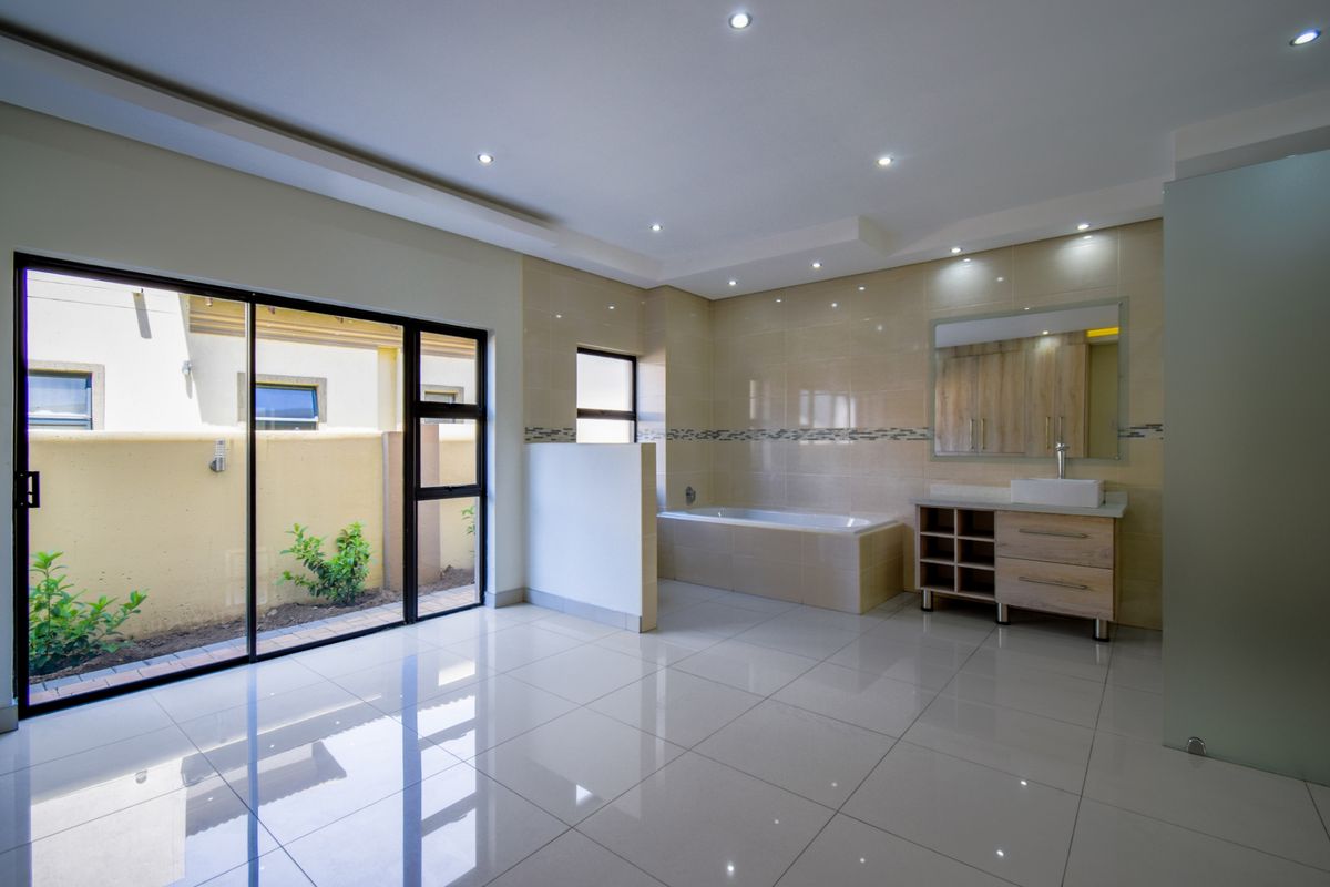 Exquisite Modern Tuscan Masterpiece - Luxury, Lifestyle & Location - Photo 3