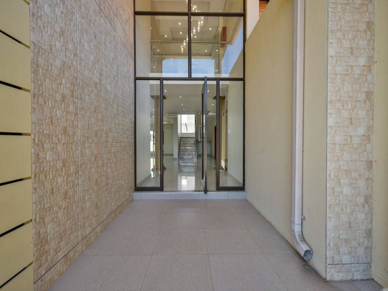 Exquisite Modern Tuscan Masterpiece - Luxury, Lifestyle & Location - Photo 9