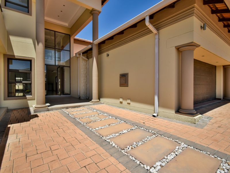 Exquisite Modern Tuscan Masterpiece - Luxury, Lifestyle & Location - Photo 8