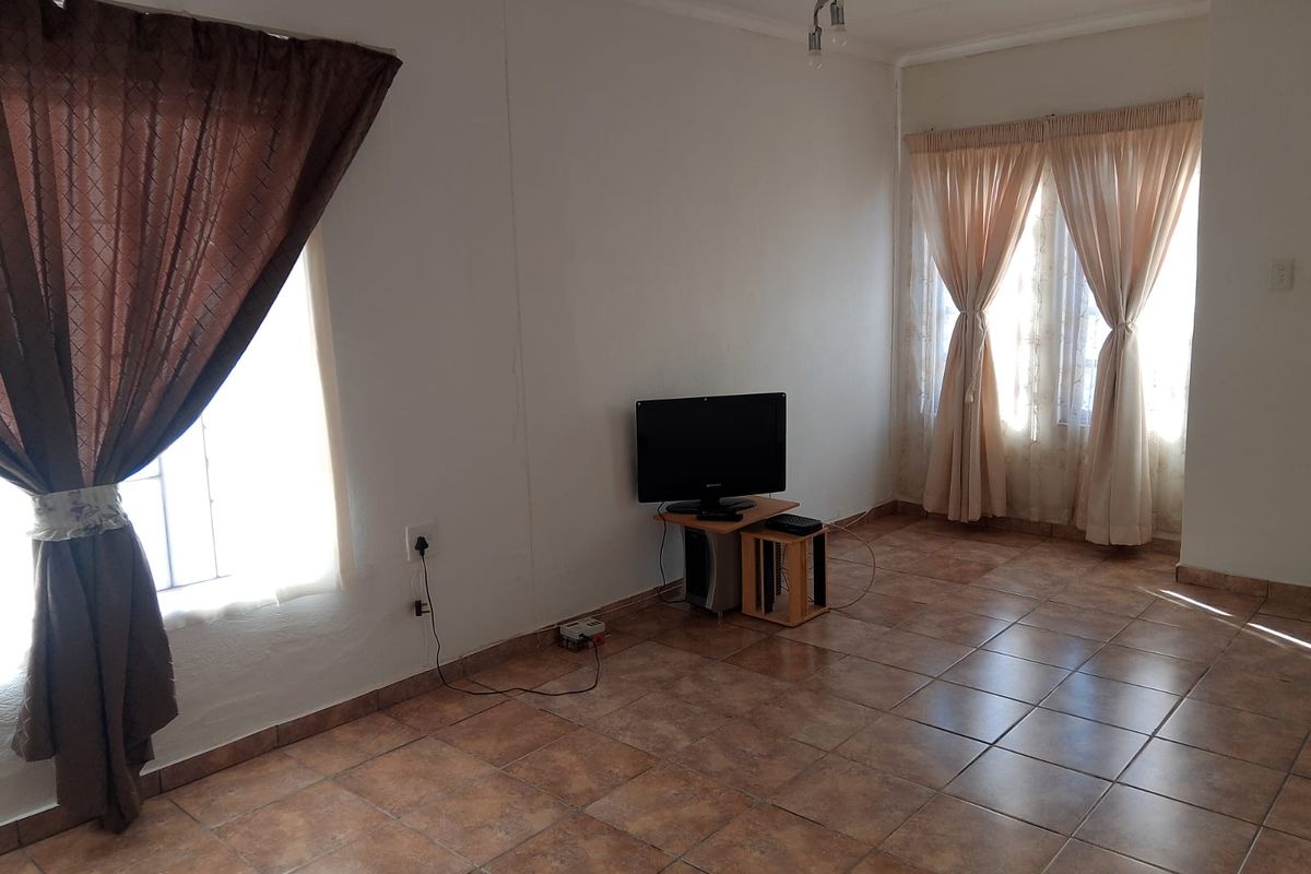 Stunning and neat 2 bedrooms home in Soshanguve - Photo 3