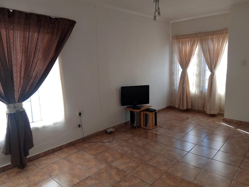 Stunning and neat 2 bedrooms home in Soshanguve - Photo 3