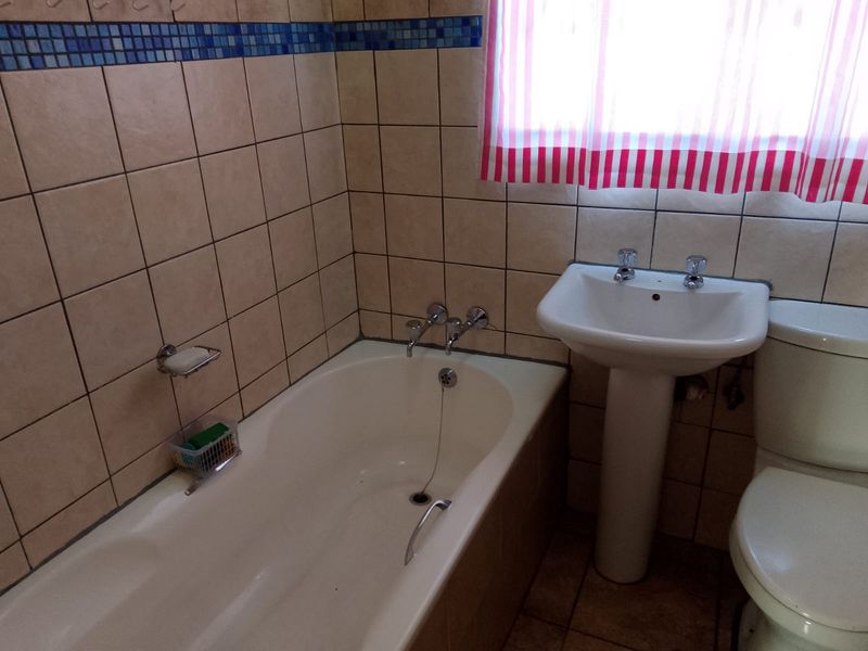 Stunning and neat 2 bedrooms home in Soshanguve - Photo 10