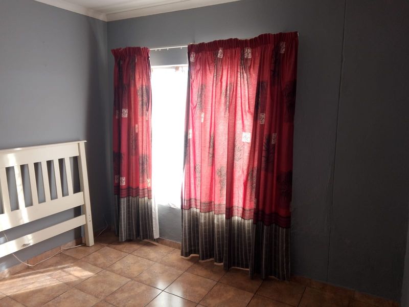 Stunning and neat 2 bedrooms home in Soshanguve - Photo 9