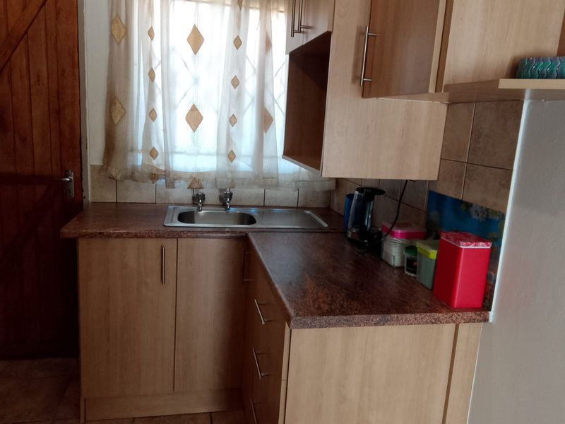 Stunning and neat 2 bedrooms home in Soshanguve - Photo 6