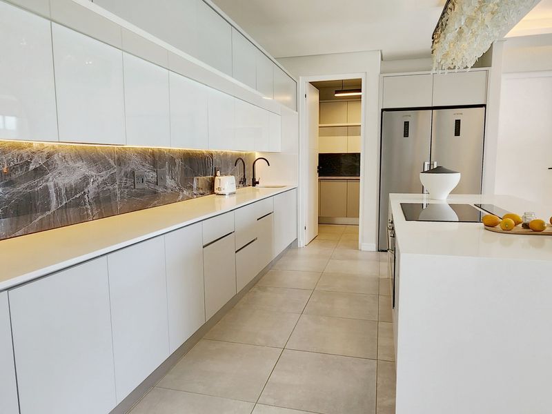 FULLY FURNISHED SIGNATURE PENTHOUSE APARTMENT IN MUNYAKA! - Photo 3