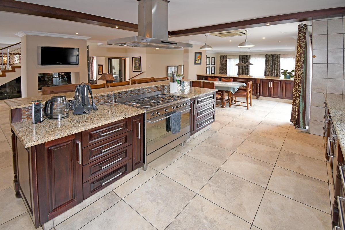 Elegant Family Living with Spectacular Views! - Photo 5