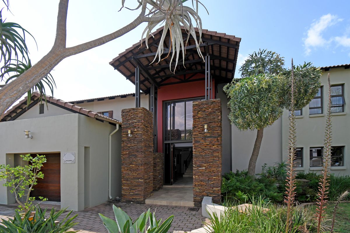 Elegant Family Living with Spectacular Views! - Photo 2