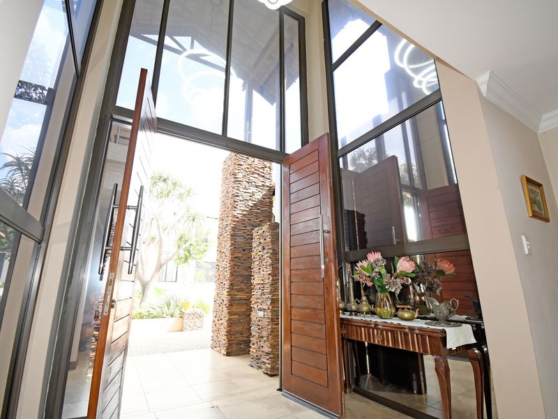 Elegant Family Living with Spectacular Views! - Photo 3