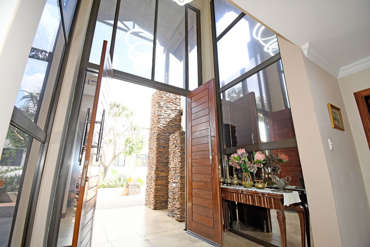 Elegant Family Living with Spectacular Views! - Photo 3