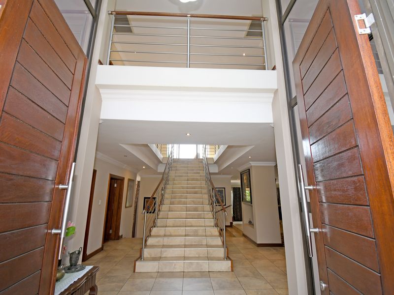 Elegant Family Living with Spectacular Views! - Photo 4