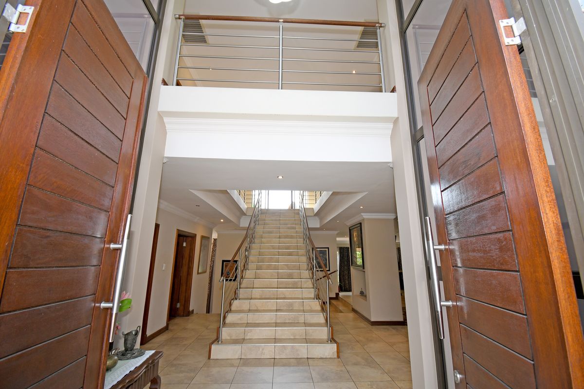 Elegant Family Living with Spectacular Views! - Photo 4