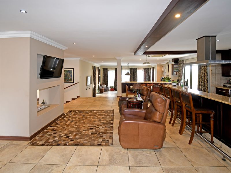 Elegant Family Living with Spectacular Views! - Photo 10