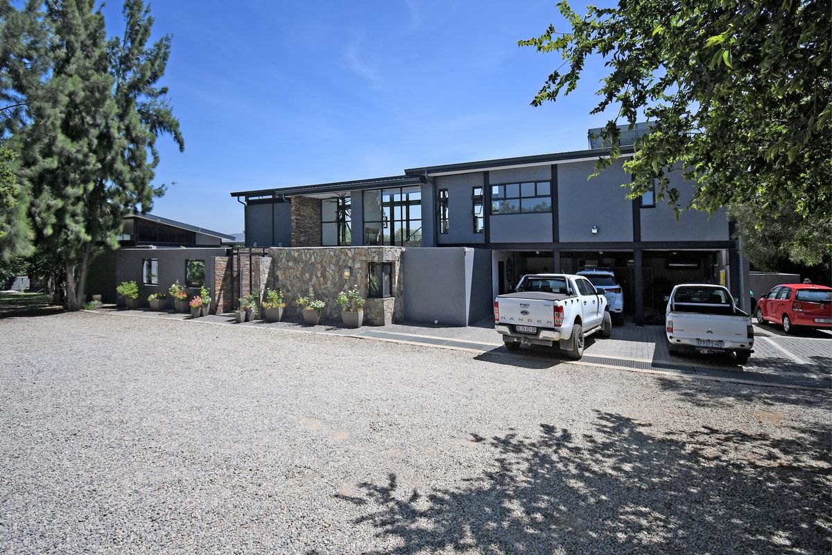 Four-bedroom house for sale in Chartwell - Photo 3