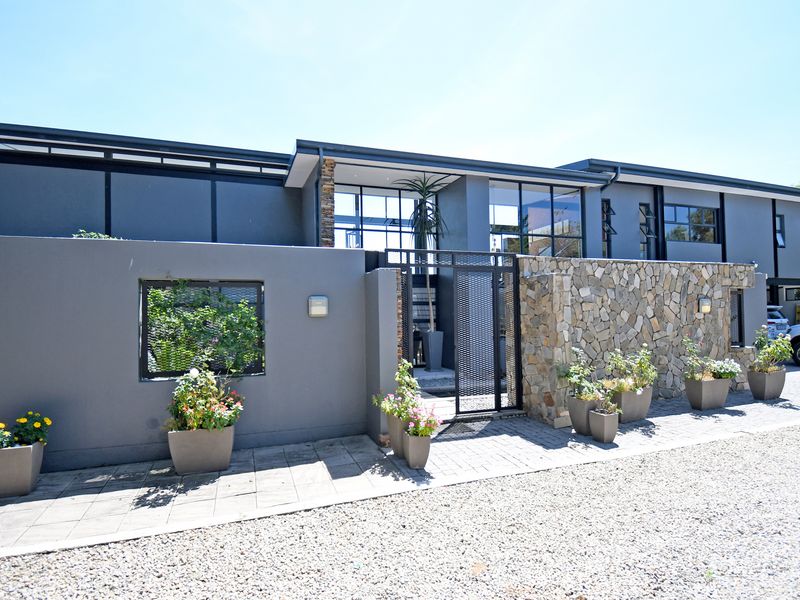 Four-bedroom house for sale in Chartwell - Photo 2