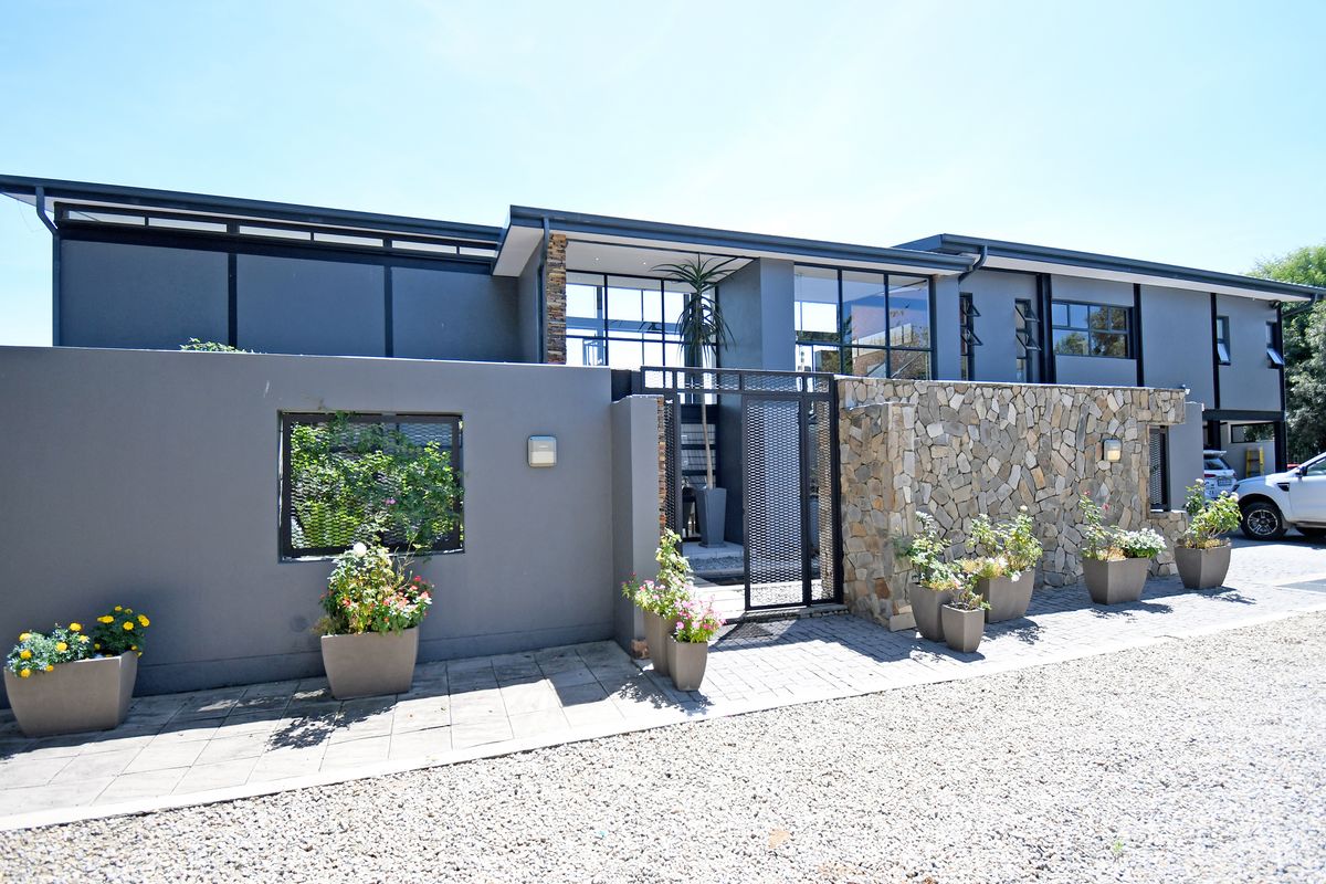 Four-bedroom house for sale in Chartwell - Photo 2
