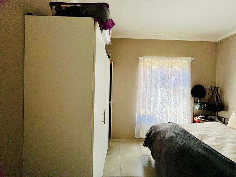 Charming 3-Bedroom Home in Secure Complex - Photo 8