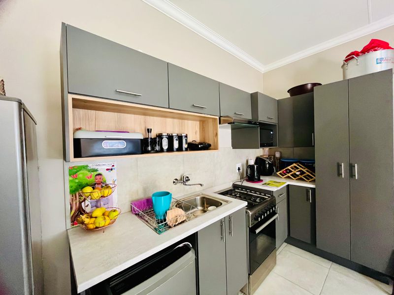 Charming 3-Bedroom Home in Secure Complex - Photo 6