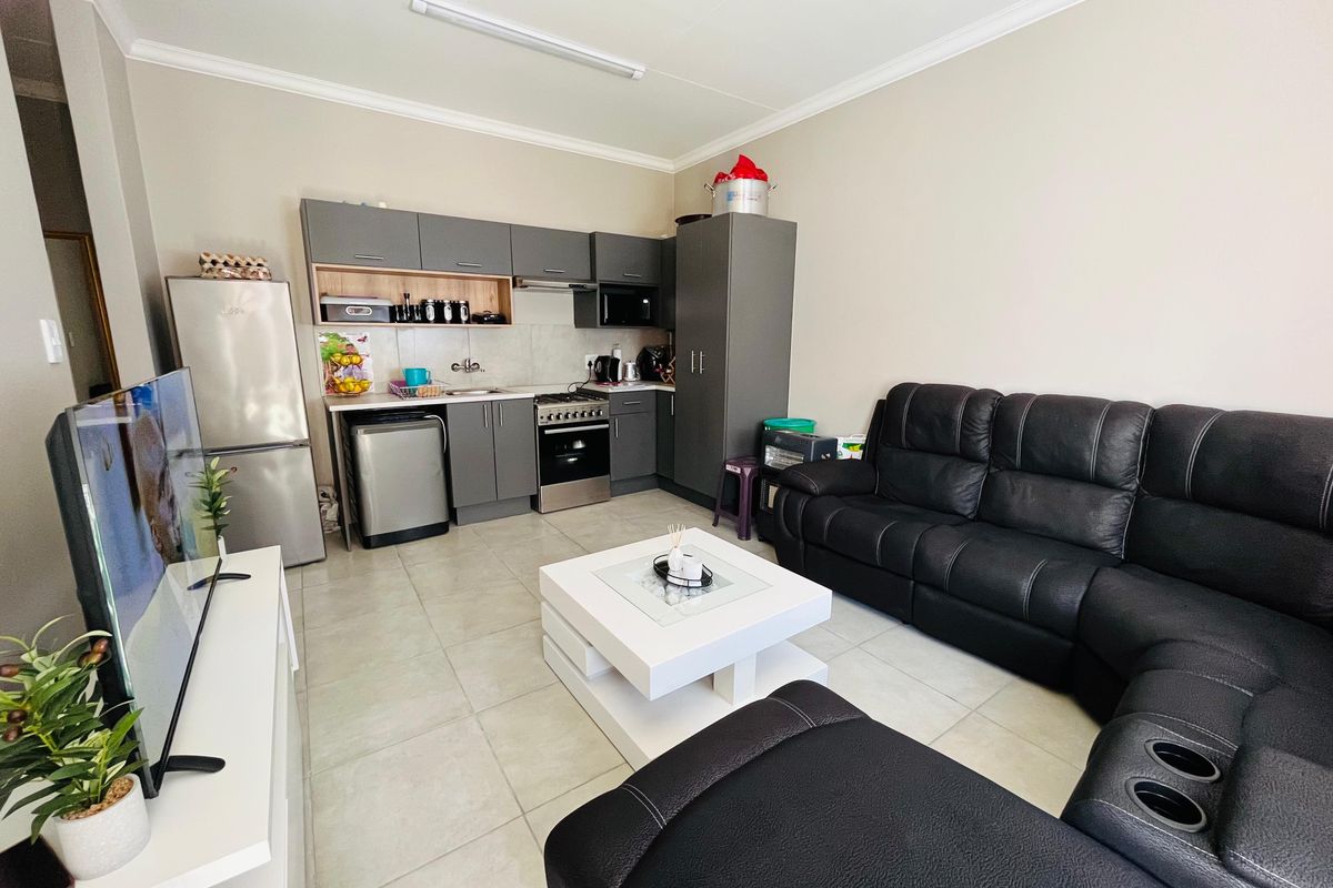 Charming 3-Bedroom Home in Secure Complex - Photo 3