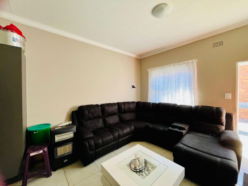 Charming 3-Bedroom Home in Secure Complex - Photo 5