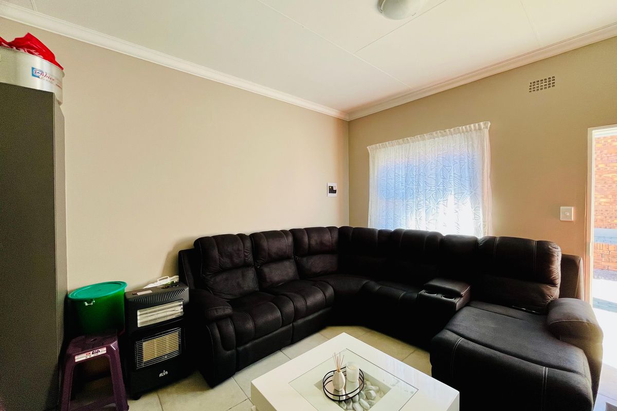 Charming 3-Bedroom Home in Secure Complex - Photo 5