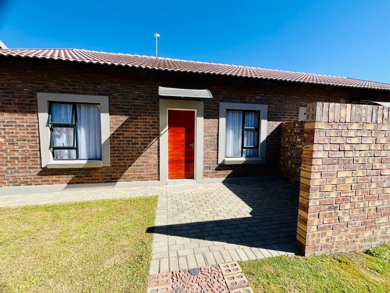 Charming 3-Bedroom Home in Secure Complex - Photo 1