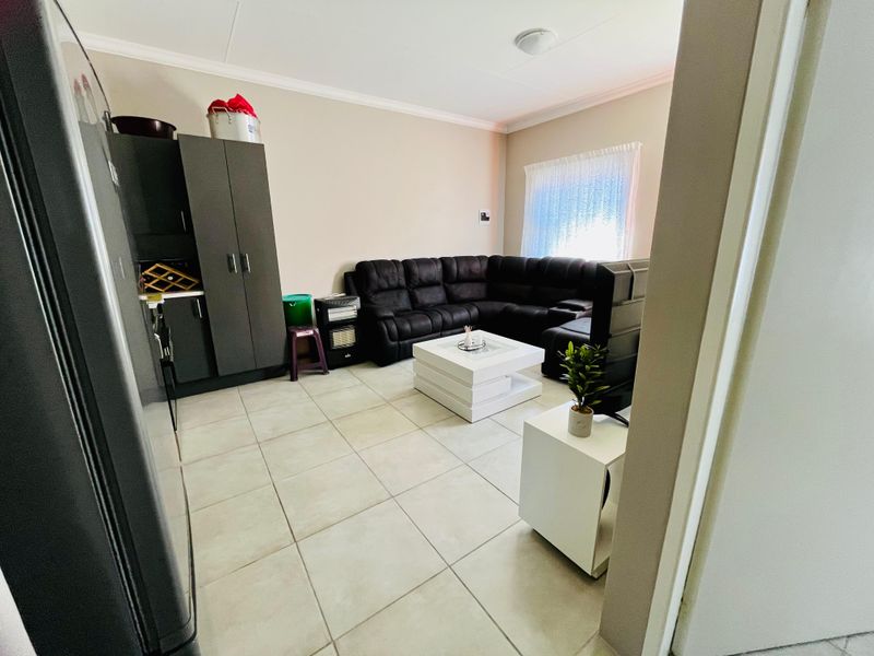 Charming 3-Bedroom Home in Secure Complex - Photo 4