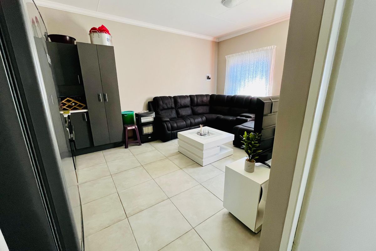 Charming 3-Bedroom Home in Secure Complex - Photo 4