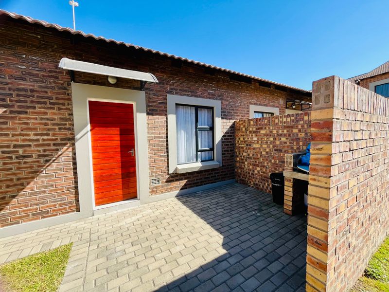 Charming 3-Bedroom Home in Secure Complex - Photo 2