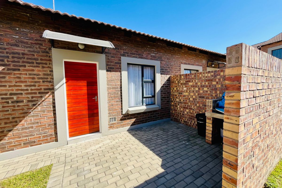 Charming 3-Bedroom Home in Secure Complex - Photo 2