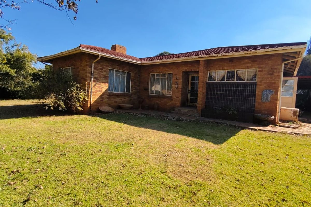 Low maintenance, Face brick 3 Bedroom family home. - Photo 2