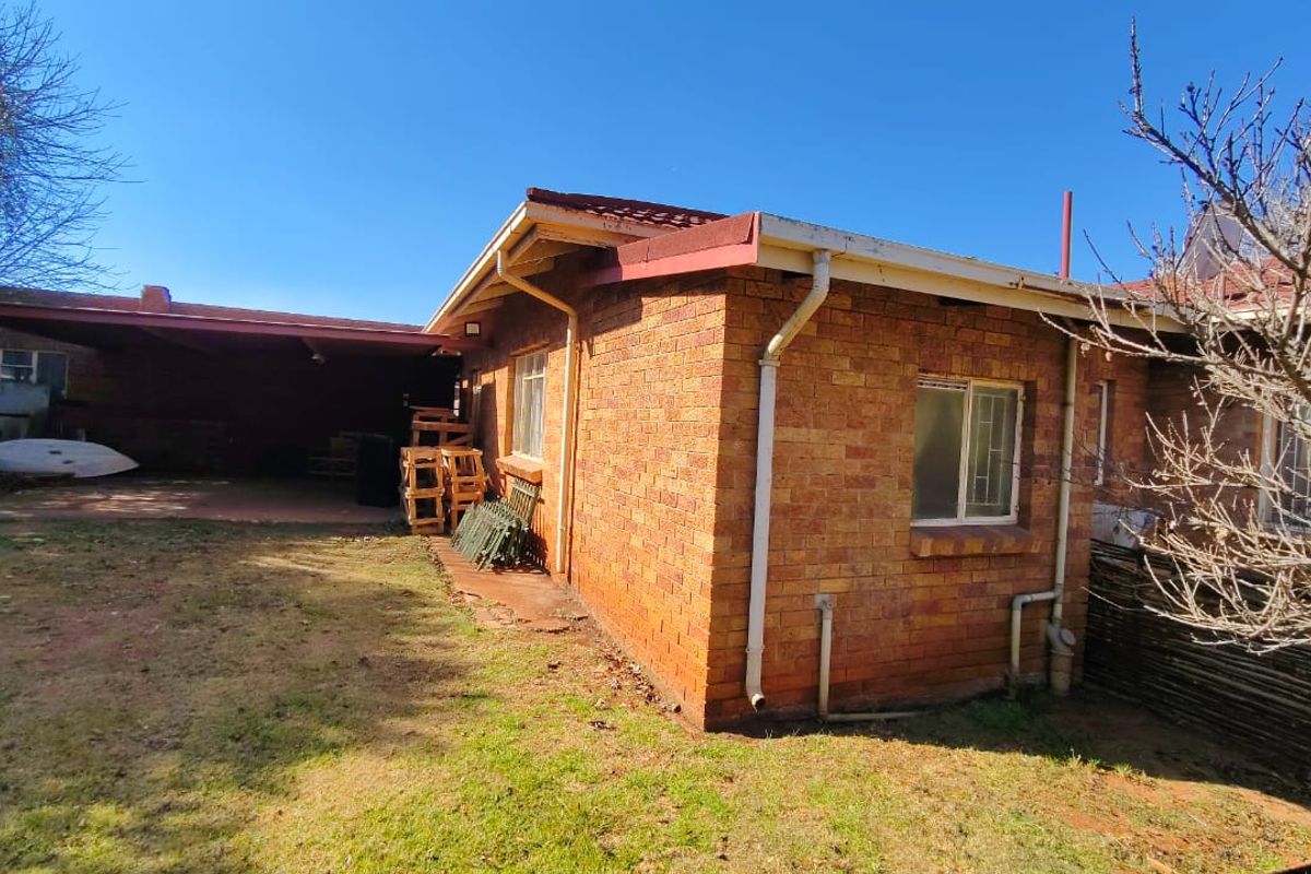 Low maintenance, Face brick 3 Bedroom family home. - Photo 3