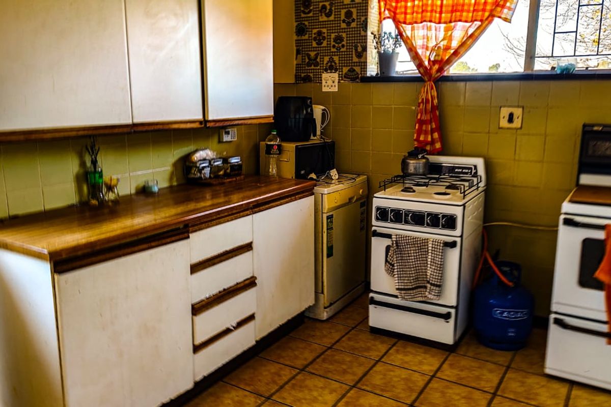 Low maintenance, Face brick 3 Bedroom family home. - Photo 4