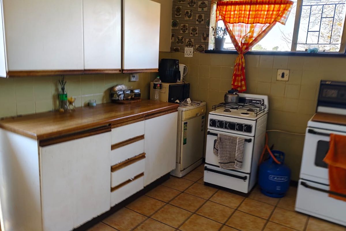 Low maintenance, Face brick 3 Bedroom family home. - Photo 5