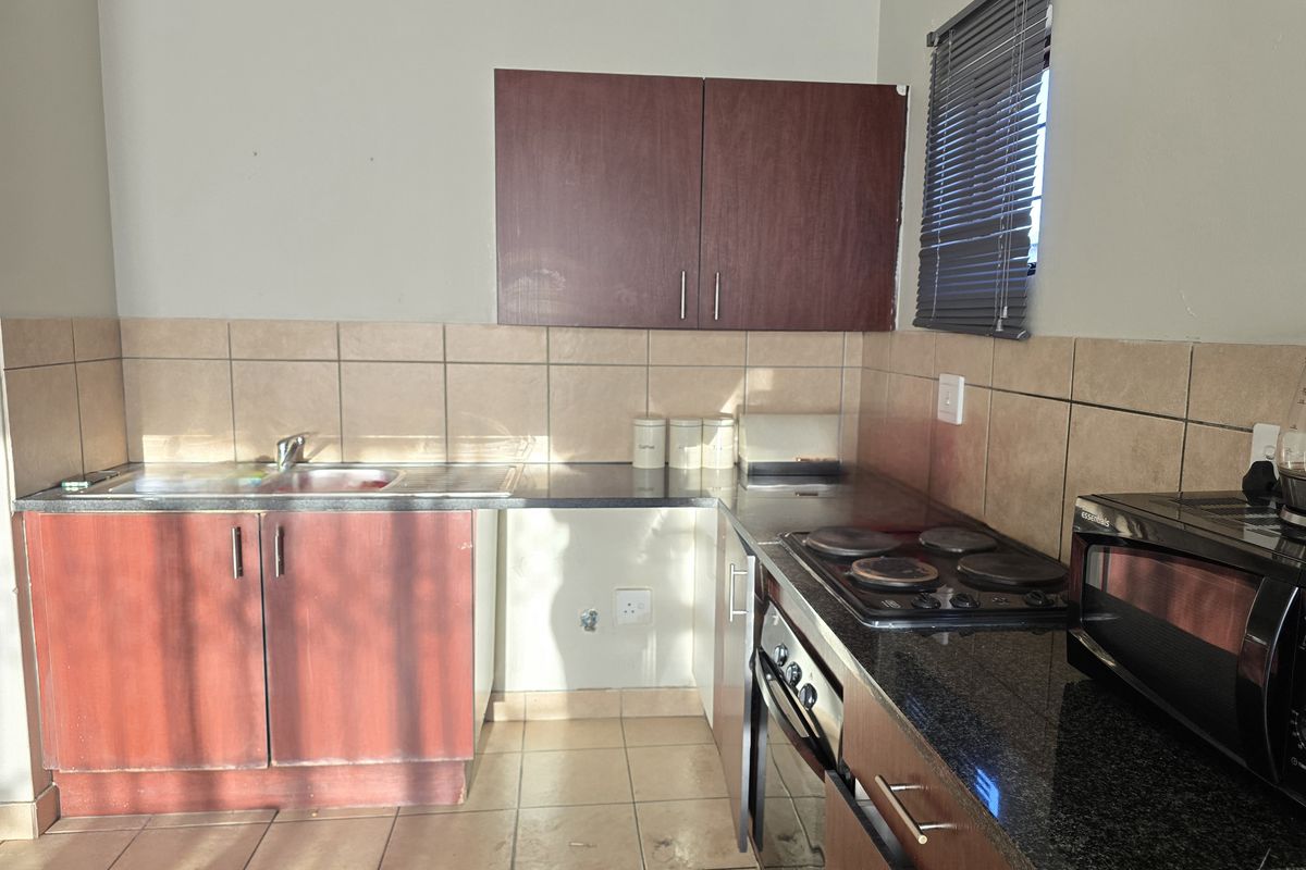 Modern 3-Bedroom Townhouse in Secure Complex - Photo 5