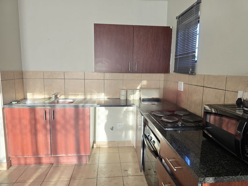 Modern 3-Bedroom Townhouse in Secure Complex - Photo 5