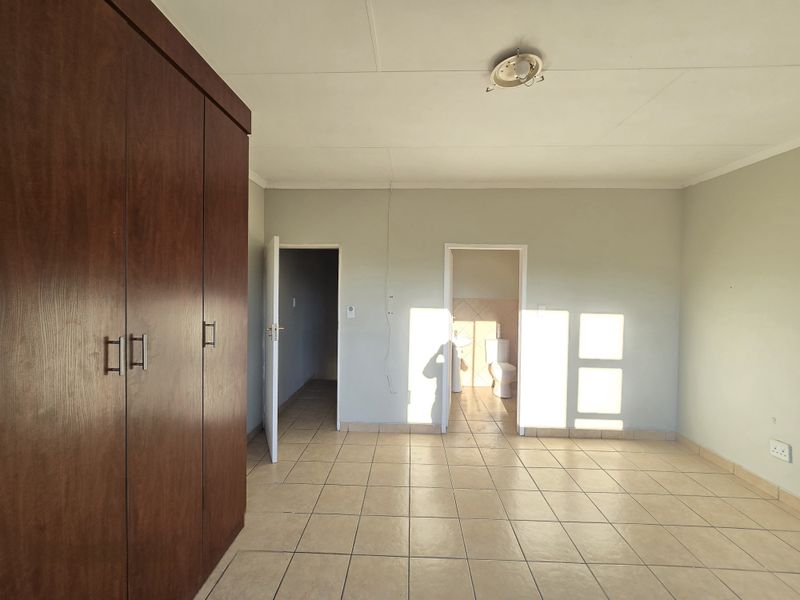 Modern 3-Bedroom Townhouse in Secure Complex - Photo 10