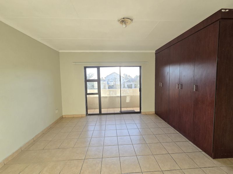 Modern 3-Bedroom Townhouse in Secure Complex - Photo 10